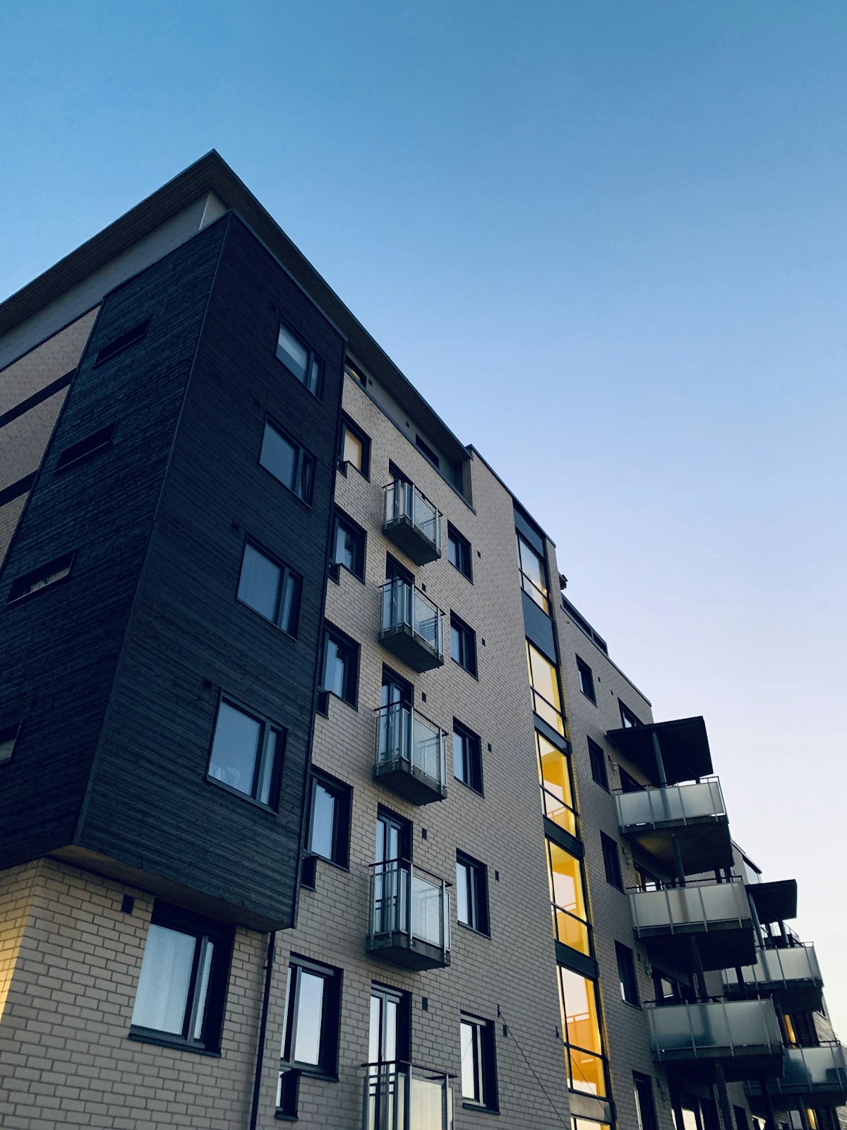 Kağıthane'de kat karşılığı inşaat ile tamamlanan modern bina cephesi